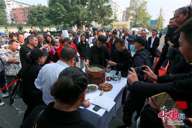 ng体育：美食做“媒”经济唱“戏” 都江堰“茅茅说食话”美食之旅完美收官(图1)