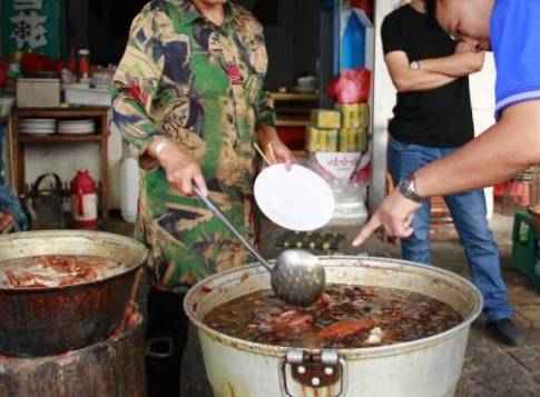 ng体育：街边良心小吃看上哪个给哪个没出摊就有人排队买日入上千元(图2)