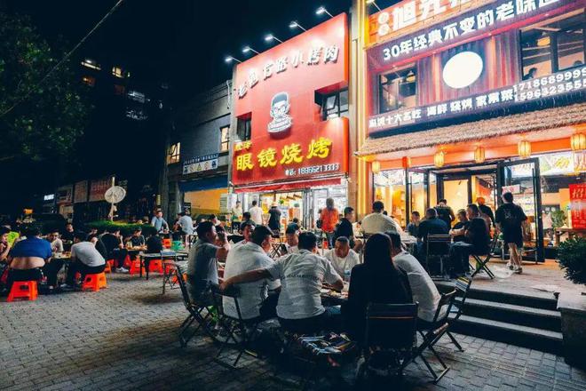 ng体育：这些“美食圈”绝对颠覆你的胃…… 市北美食“夜江湖” 越夜越飘香(图9)