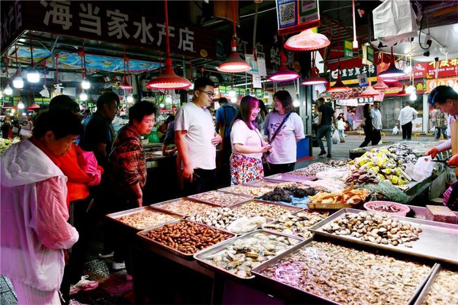 ng体育：这些“美食圈”绝对颠覆你的胃…… 市北美食“夜江湖” 越夜越飘香(图3)