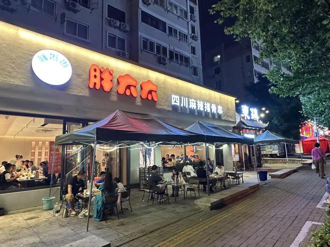 ng体育：这些“美食圈”绝对颠覆你的胃…… 市北美食“夜江湖” 越夜越飘香(图7)